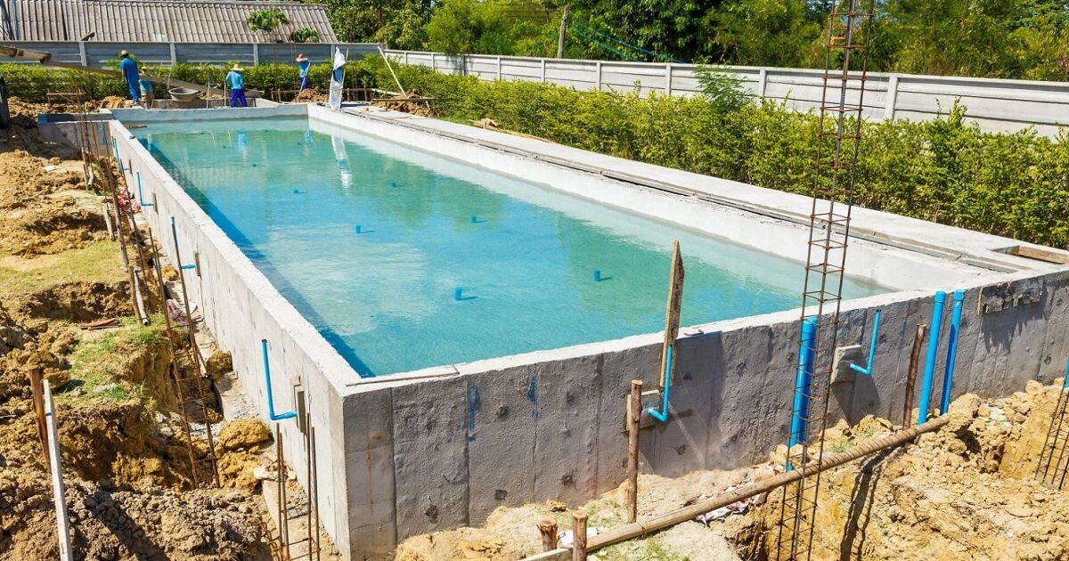Chantier de construction de piscine au Maroc
