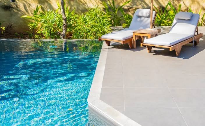 Piscine moderne à débordement au Maroc